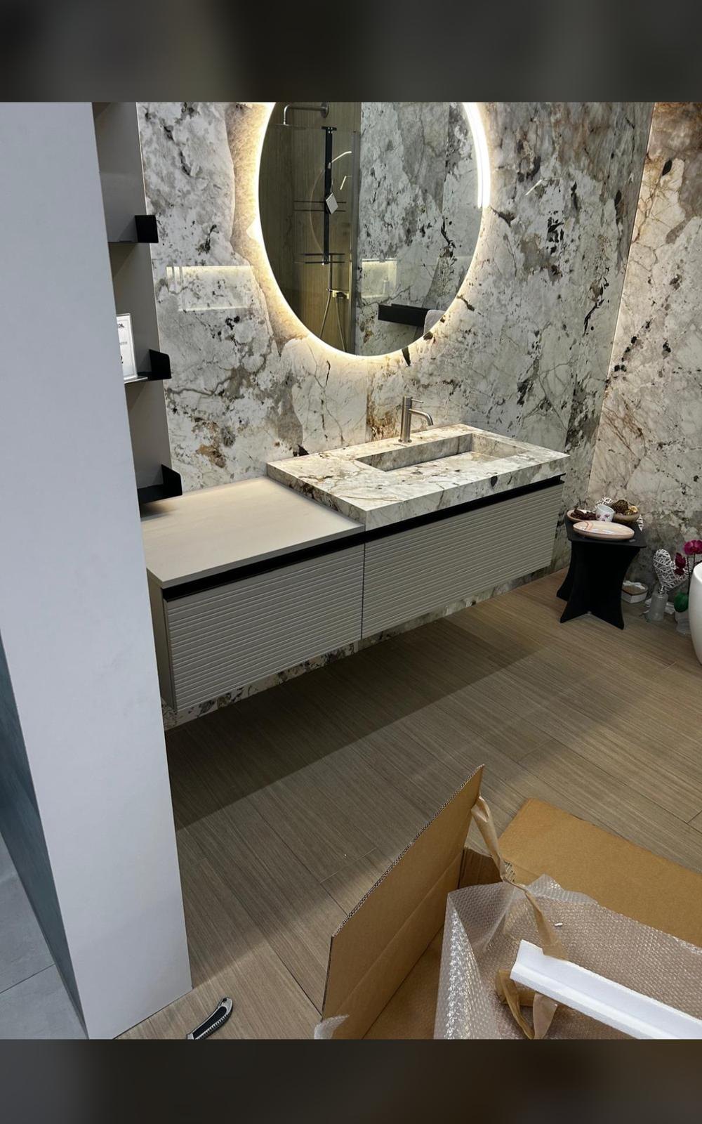 Lavabo in gres porcellanato realizzato su misura da ASTER, in un bagno con rivestimento coordinato