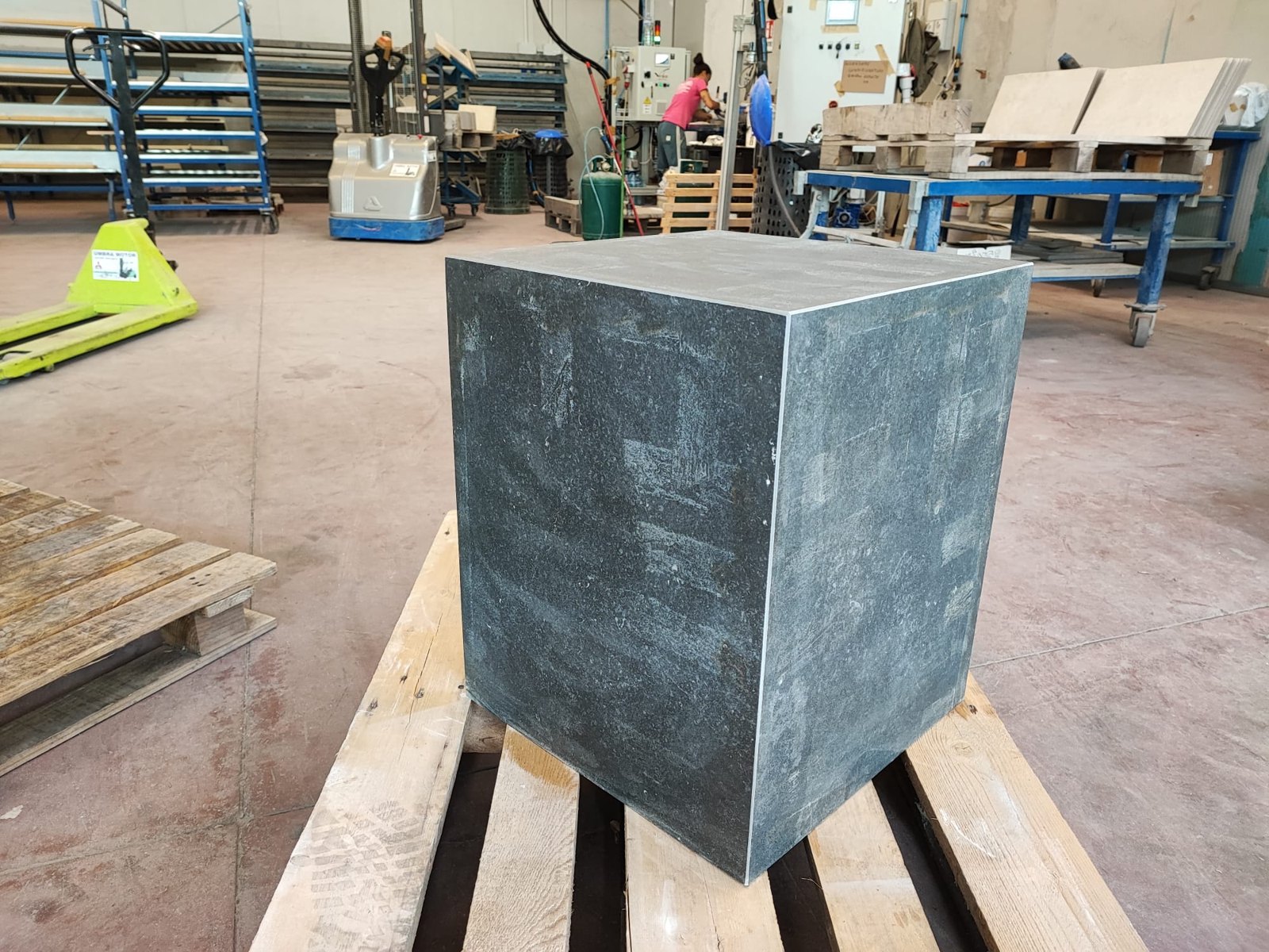 Cubo in gres porcellanato con spigoli lavorati a jolly