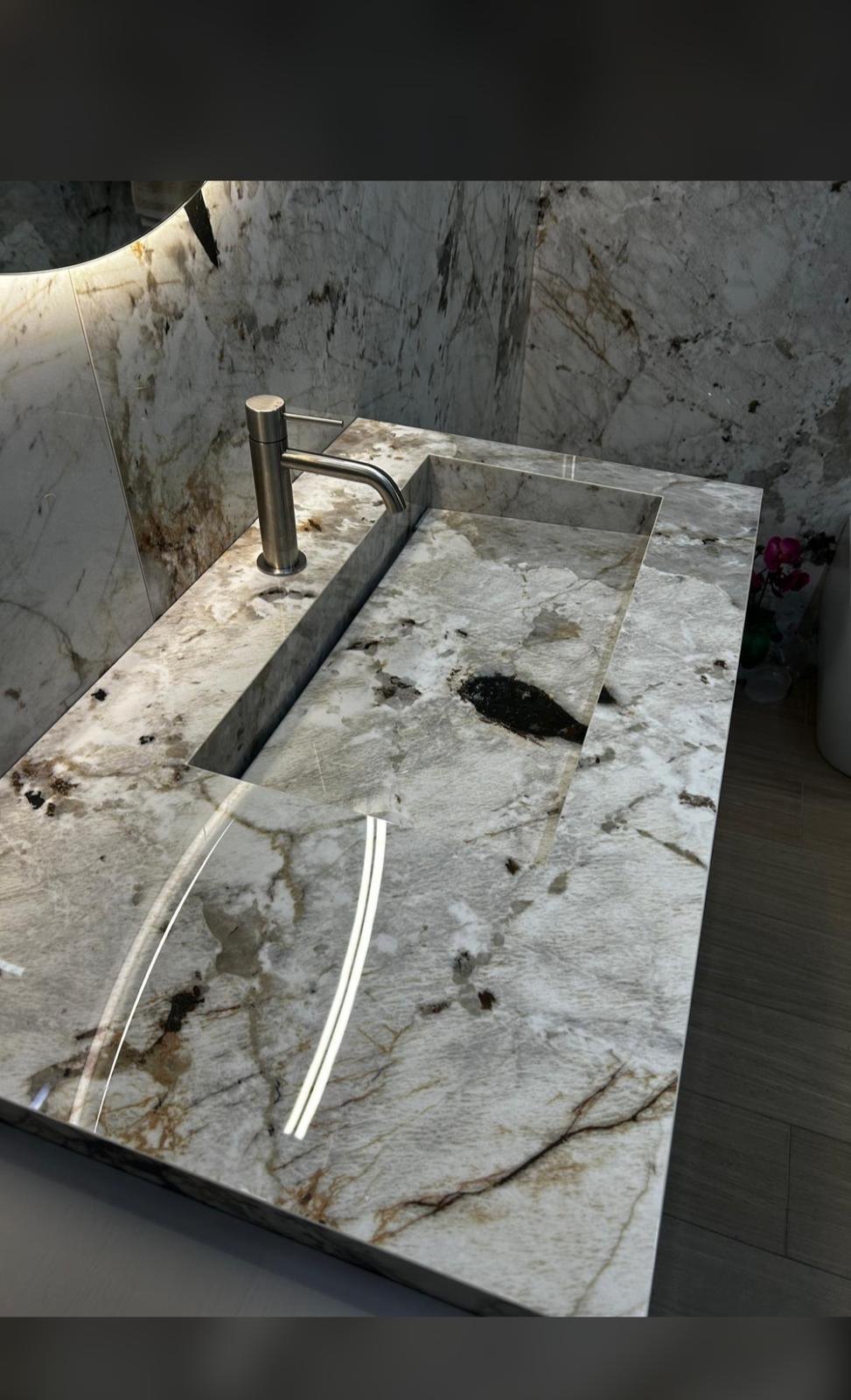 Top con lavabo in gres porcellanato e rubinetteria a parete
